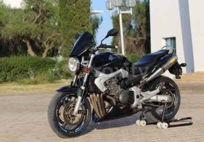 Honda Hornet noire 2003 vue avant trois quarts avec sabot moteur et pot Arrow à Ariana