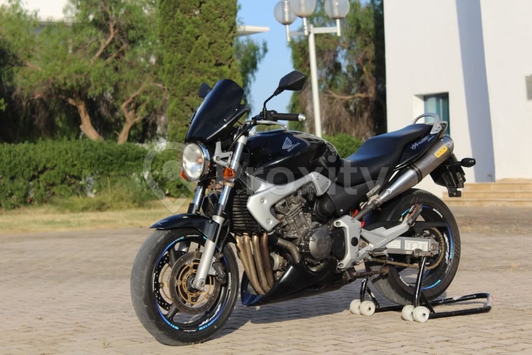 Honda Hornet 2003 en très bon état à vendre à Ariana