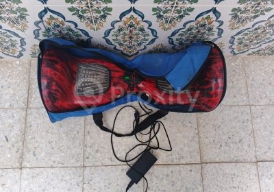 Hoverboard rouge et noir avec chargeur et housse à vendre à Kélibia