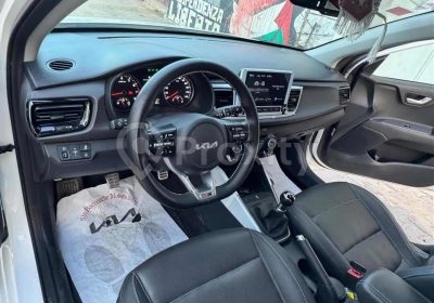 Intérieur d’une Kia Rio GT-Line 2023 avec volant Kia, tableau de bord moderne et boîte manuelle
