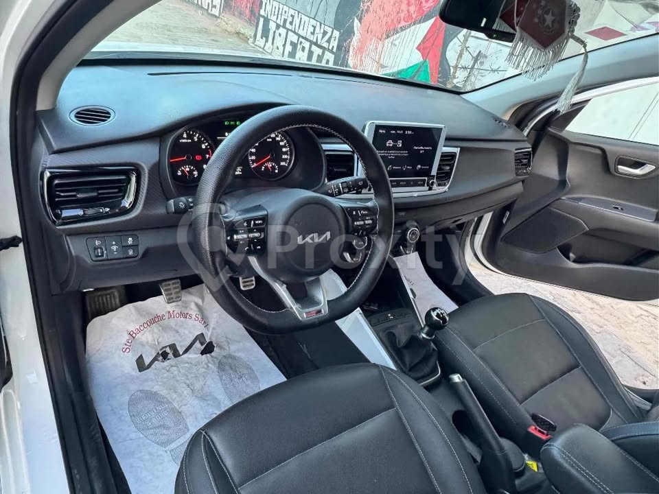 Kia Rio GT-Line 2023 essence 5 CV presque neuve à vendre à Sousse