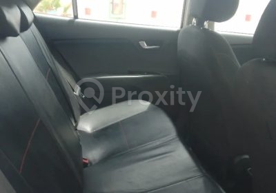 Banquette arrière en cuir d’une Kia Rio occasion à vendre en Tunisie