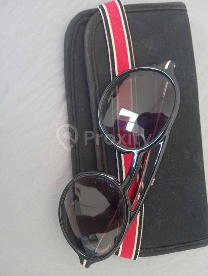 lunettes-carrera-monture-noire-branches-tigrees