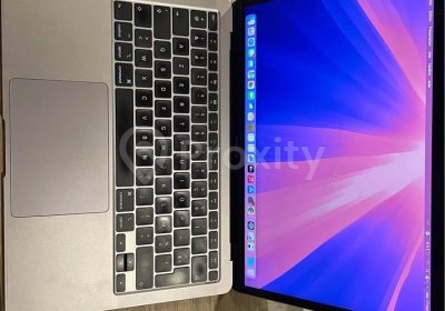 MacBook Air 2020 gris sidéral ouvert avec clavier et écran Retina allumé sur une table
