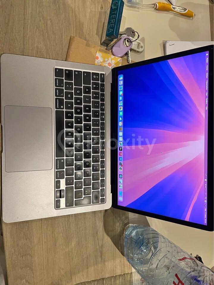 MacBook Air 2020 i7 16 Go RAM 256 Go en très bon état à vendre à Tunis