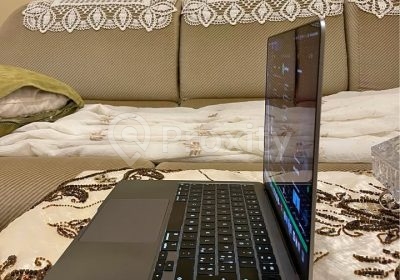 Vue de profil du MacBook Air M2 2022 13,6 pouces à Bizerte