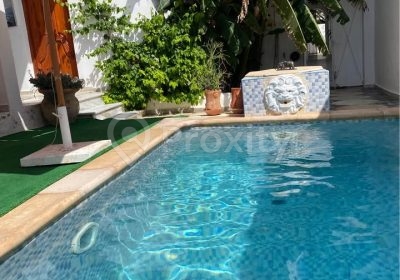 Piscine privée avec jardin dans une maison de vacances à louer à Hammamet