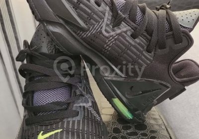 Paire de Nike LeBron Witness 6 neuves pour homme pointure 42,5 à Sousse