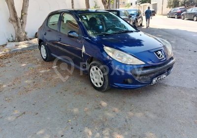 Peugeot 206+ diesel 2012 bleue vue de trois quarts avant à Tunis