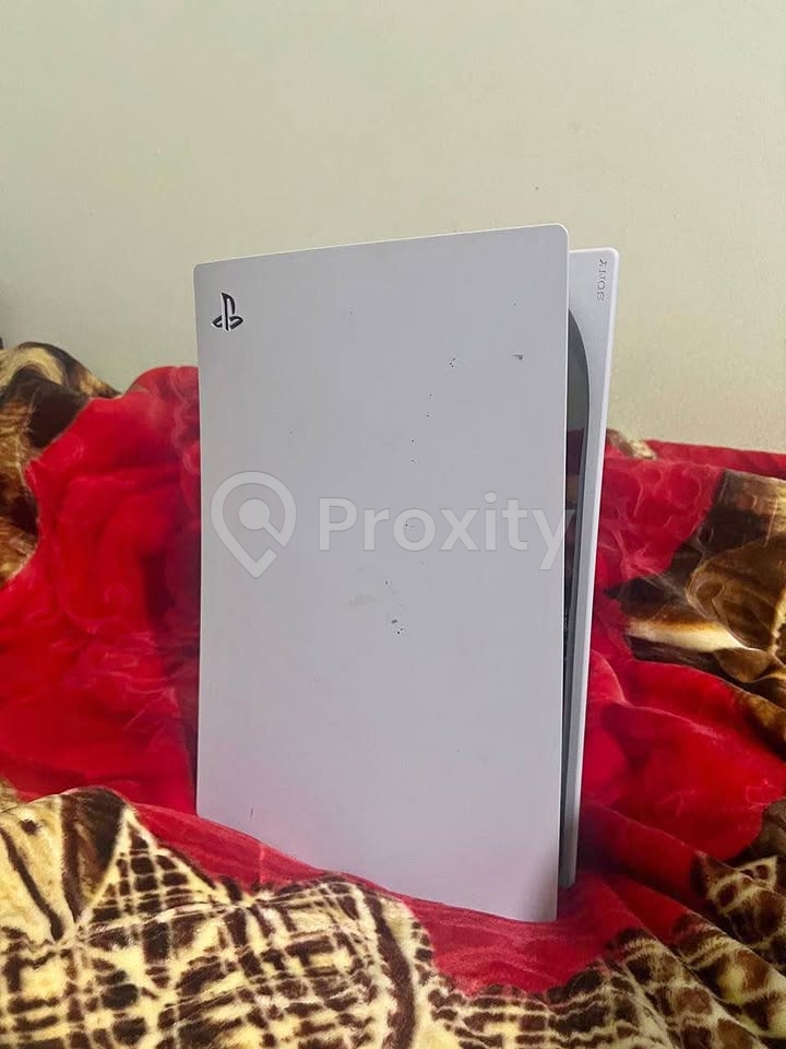 PlayStation 5 Standard Disc Edition en excellent état à vendre à Douar Hicher