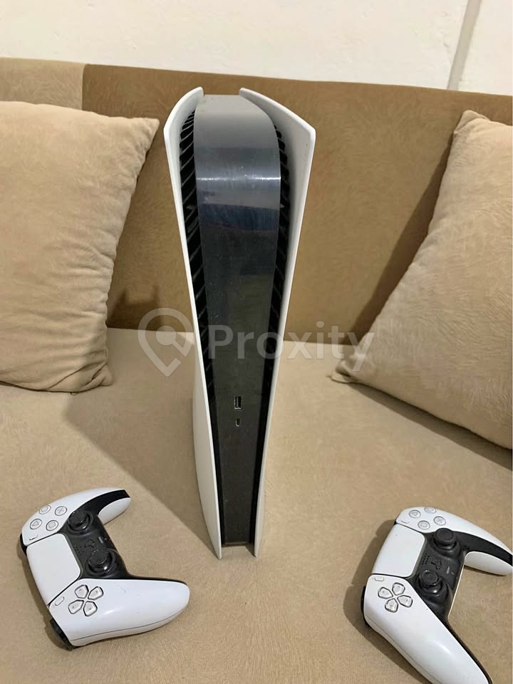 PS5 Digital avec 2 manettes et 4 jeux à Tebourba – 1 350 DT