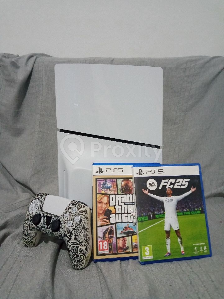 Console PS5 version disque avec une manette et 9 jeux à vendre au Kef – 1 650 DT