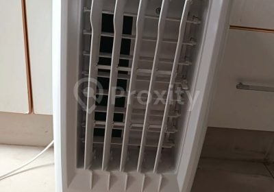 Rafraîchisseur d’air Bluesky blanc d’occasion avec grilles orientables et roulettes