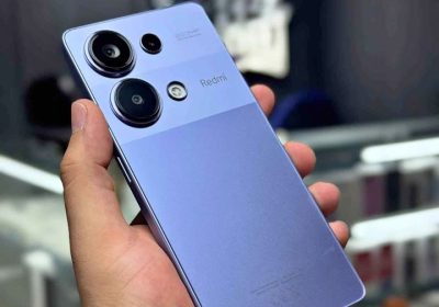Redmi Note 13 Pro violet 512 Go vu de dos tenu en main à Tunis Centre-Ville