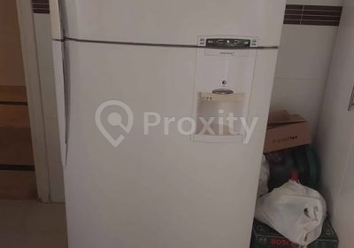 Vue frontale du réfrigérateur Samsung blanc avec distributeur d’eau intégré