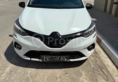 Renault Clio 5 blanche de 2023 vue de face à La Soukra