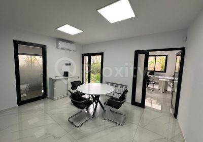 Salle de réunion meublée dans un espace de bureaux à louer à Menzah 5