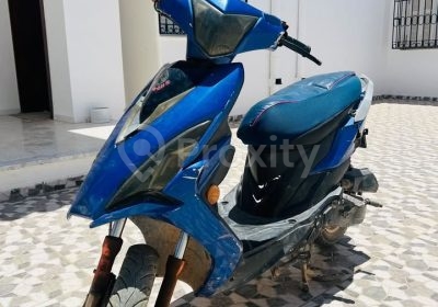 Scooter GY6 50 cc bleu d’occasion en état moyen à vendre à Sfax