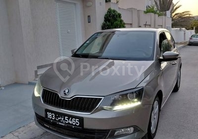 Vue avant de la Skoda Fabia 2015 avec feux LED allumés