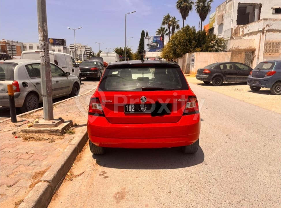 Skoda Fabia 2015 essence 4 CV en excellent état à vendre à Tunis