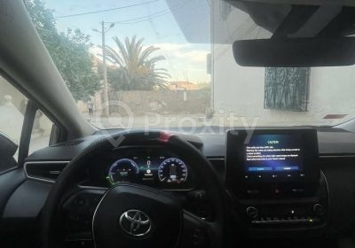 Habitacle d’une Toyota Corolla Hybride 2025 avec volant multifonction, combiné numérique et écran multimédia