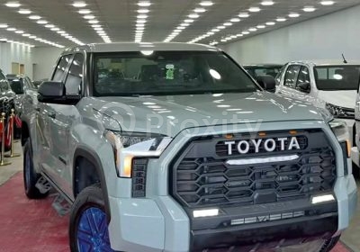 Toyota Tundra hybride 2026 gris clair à vendre à Nabeul.