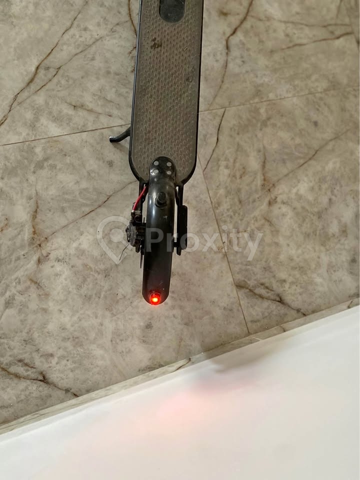 Trottinette électrique avec chargeur à vendre à Sahloul 4 – 700 TND