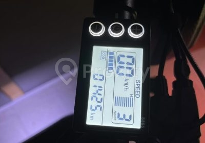 Compteur de la trottinette électrique E-Cross Max 2x2 avec affichage de vitesse et kilométrage