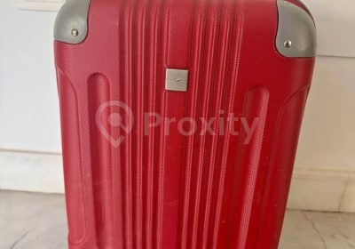 Valise cabine rouge rigide de 45 cm vue de face avec roulettes au Kram