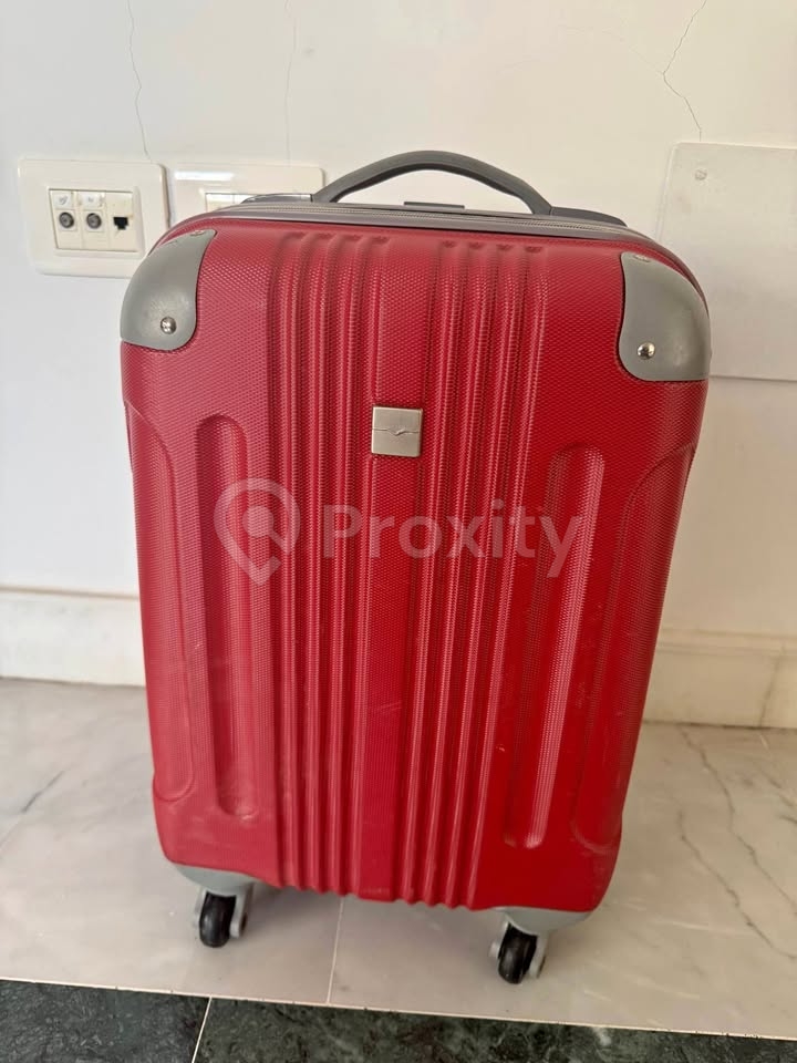 Valise cabine 45 cm rigide en très bon état à vendre au Kram