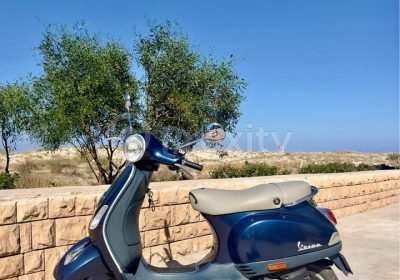 Vespa LX 50 4T bleu foncé d’occasion à vendre à Mahdia