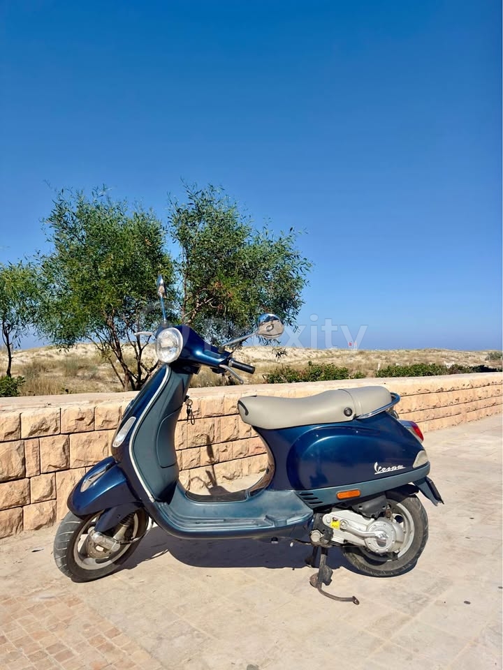 Vespa LX 50 4T d'occasion en bon état à vendre à Mahdia