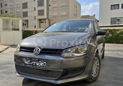 Volkswagen Polo grise modèle 2010 d’occasion vue avant trois-quarts au Lac 1