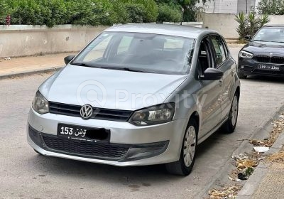 Volkswagen Polo 2012 grise d’occasion vue avant trois-quarts à Cité El Khadra