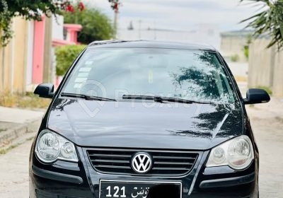 Volkswagen Polo noire vue de face stationnée dans une rue à Oued Ellil