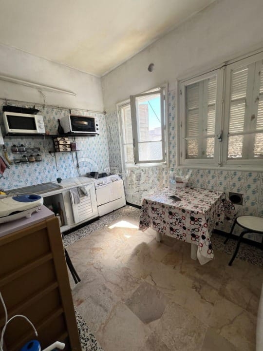 A vendre une villa s+3 avec 2 appartements s+2, studio s+1, garage (capacité 3 voitures) et jardin.