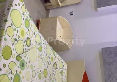 Deux lits une place avec table de nuit en bon état à Mornag