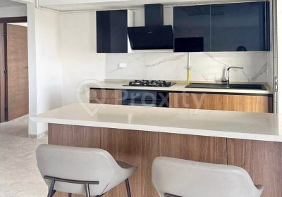 Cuisine ouverte équipée de l’appartement S+1 à louer aux Jardins de Carthage