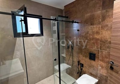 Salle d’eau moderne avec douche vitrée d’un appartement S+2 à Ain Zaghouan Nord