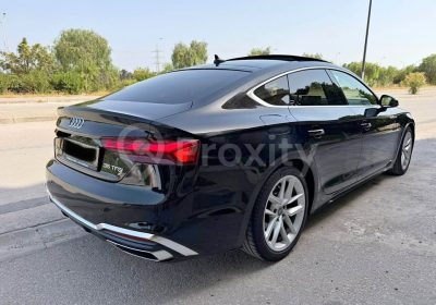 Audi A5 Sportback 2021 noire d’occasion vue arrière trois-quarts à La Marsa