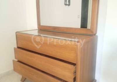Coiffeuse en bois massif avec trois tiroirs et grand miroir à Denden