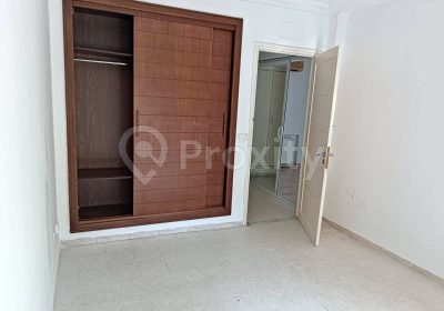 Chambre avec dressing intégré dans un appartement S+1 à louer à La Soukra