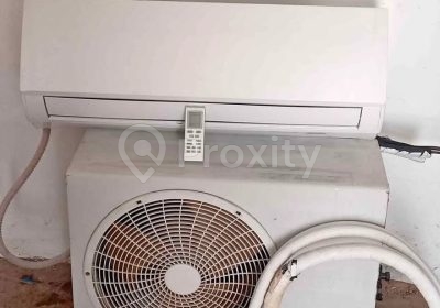Climatiseur GREE 12 000 BTU chaud et froid d’occasion avec unité extérieure et télécommande à Tunis