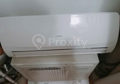 Climatiseur Luxor d’occasion 12 000 BTU vendu avec son groupe extérieur
