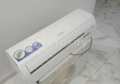 Climatiseur NewStar 9000 BTU froid d’occasion avec unité intérieure et extérieure à Tunis