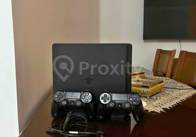 Console PS4 avec deux manettes et câbles à vendre à Sfax