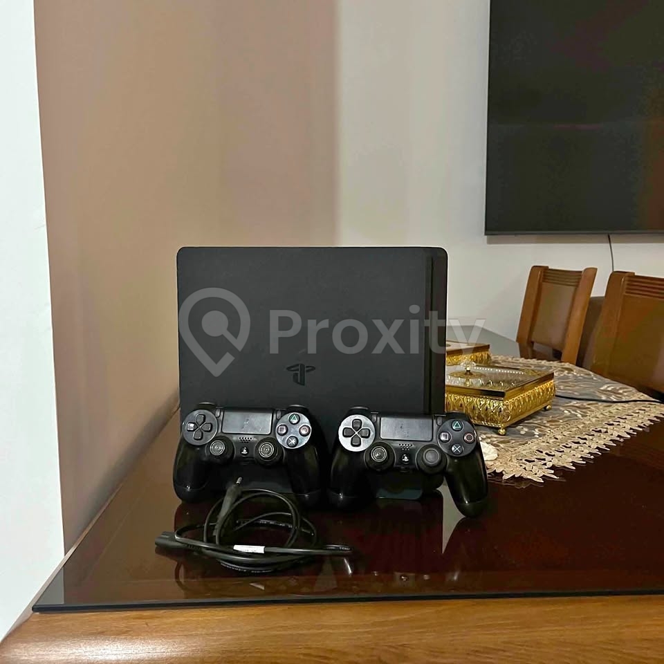 Console PS4 avec 2 manettes à Sfax – Bon état
