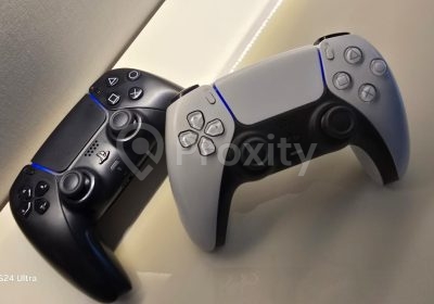 Deux manettes PS5 DualSense noire et blanche en excellent état à Ksibet El Médiouni