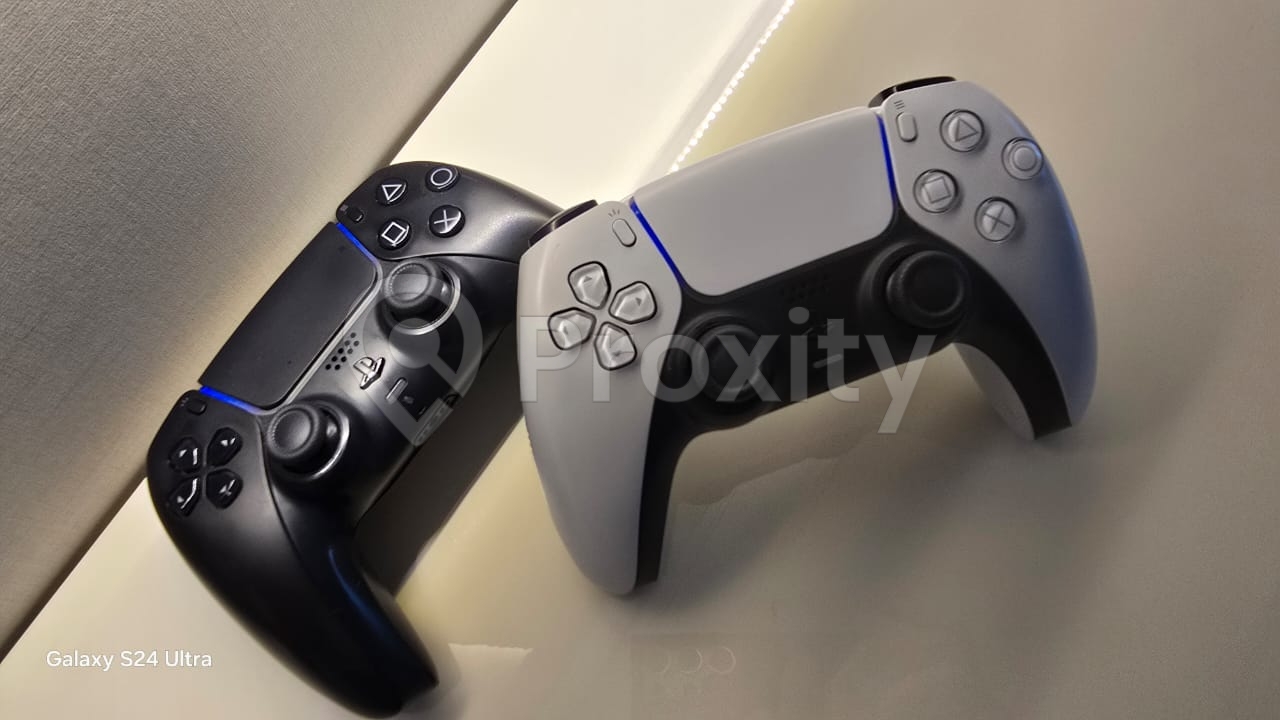 2 manettes PS5 DualSense en excellent état à Ksibet El Mediouni