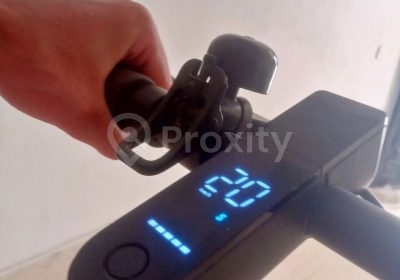 Écran numérique et mécanisme de pliage d’une trottinette électrique Xiaomi à Carthage